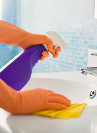11 вещей, которые профессиональные клинеры никогда не делают, убирая ванную у себя дома