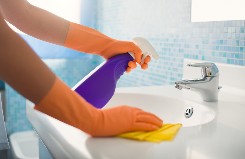 11 вещей, которые профессиональные клинеры никогда не делают, убирая ванную у себя дома