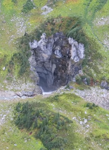 В Канаде случайно найдена гигантская пещера: видео