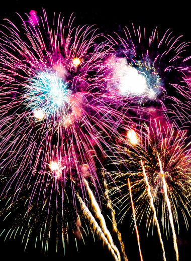 Магия в небе: как химические формулы превращаются в разноцветные салюты