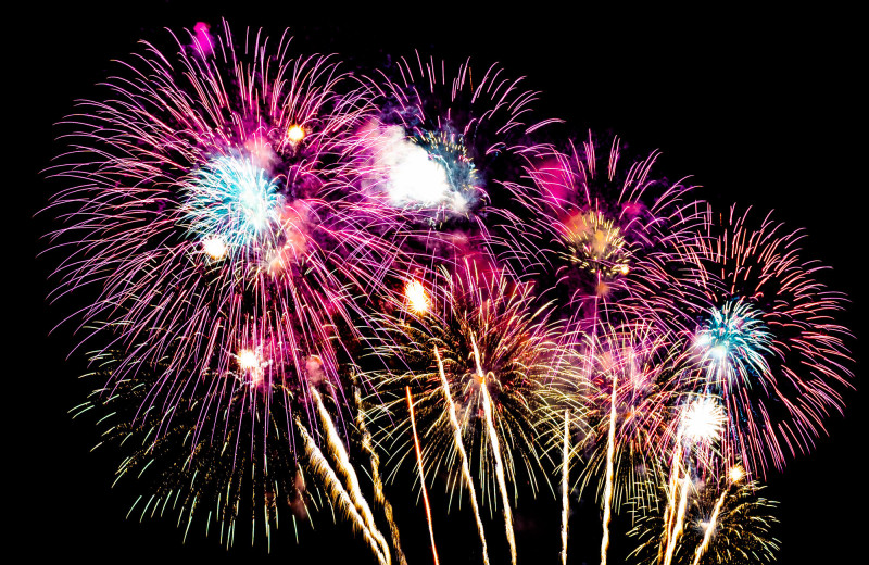 Магия в небе: как химические формулы превращаются в разноцветные салюты