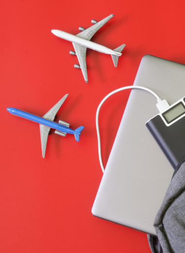 Почему вводят запрет на пауэрбанки в самолетах и что теперь можно проносить на борт