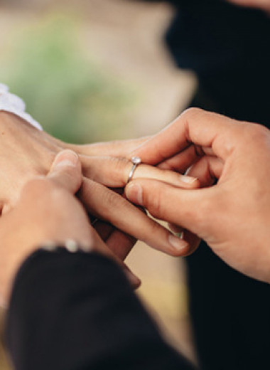 Жених подарил невесте поддельное обручальное кольцо и попался на обмане