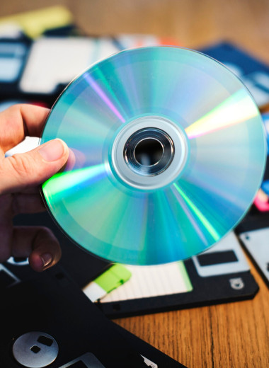 Как в CD умещается 5 километров данных и зачем он меняет скорость? Физика компакт-диска