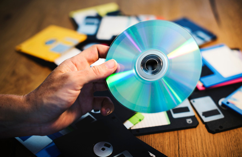 Как в CD умещается 5 километров данных и зачем он меняет скорость? Физика компакт-диска