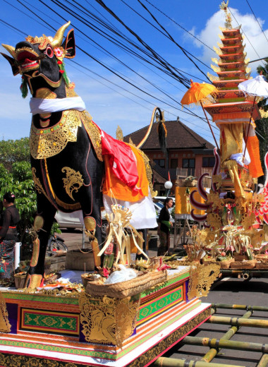 Больше всего веселятся во время кремации: как проходят похороны королевских особ на Бали