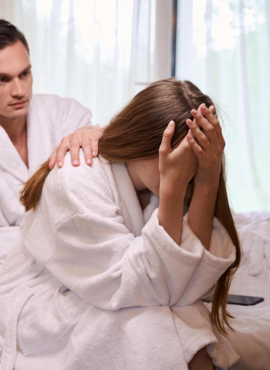 «Свекровь не дает нам с мужем заниматься сексом»: личная история и комментарий психолога