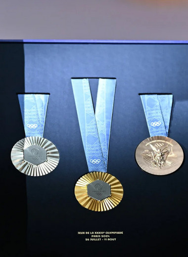 Пыль метеорита и фрагменты Эйфелевой башни: 10 самых интересных медалей Олимпиад