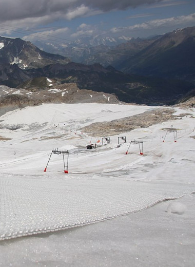 Искусственный снег станет дешевле и перестанет таять: простой минерал спасет горнолыжный спорт