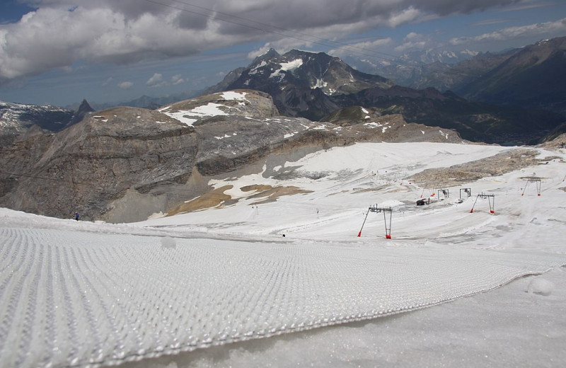 Искусственный снег станет дешевле и перестанет таять: простой минерал спасет горнолыжный спорт