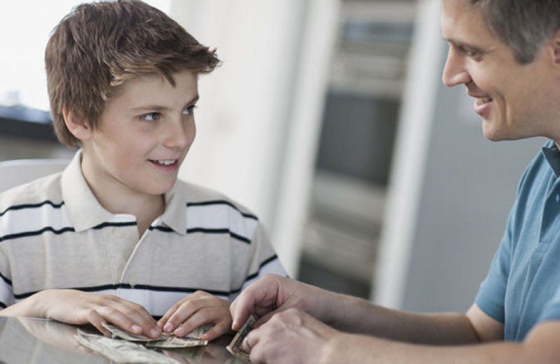 Научить подростка обращаться с деньгами: 5 советов для родителей