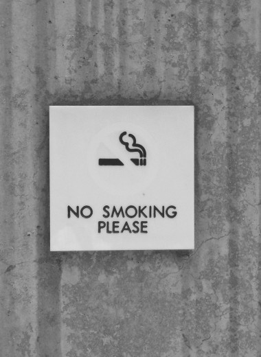 Почему закон о запрете курения в общественных местах не решил проблемы отелей