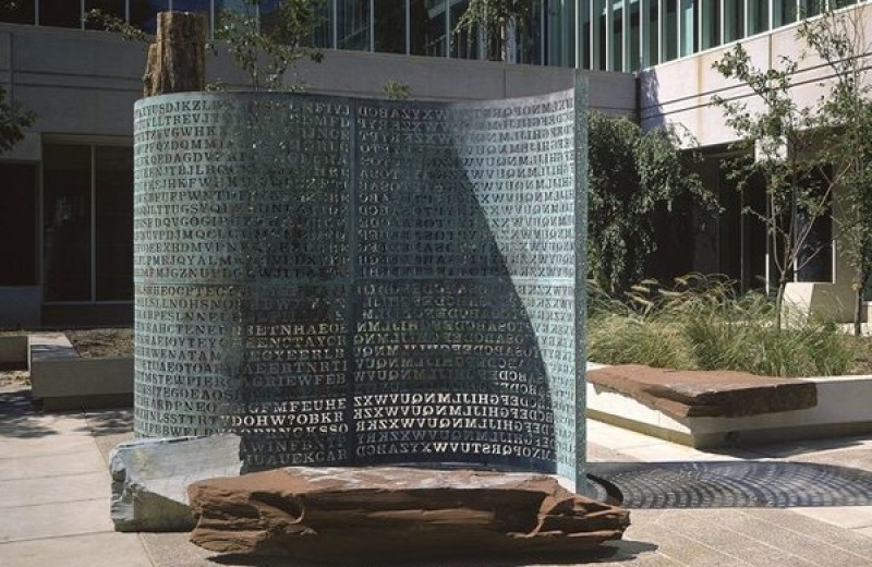 Загадочная скульптура во дворе ЦРУ, текст на которой не могут расшифровать уже почти 30 лет