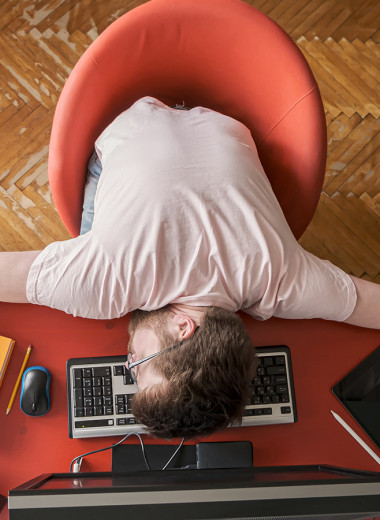 Ученые назвали 5 причин, по которым спать на работе полезно