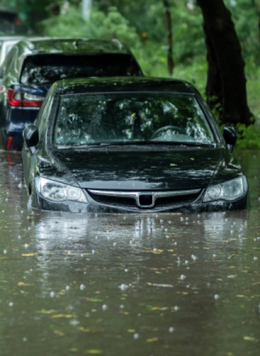 Что делать, если автомобиль затопило дождем, и можно ли его спасти