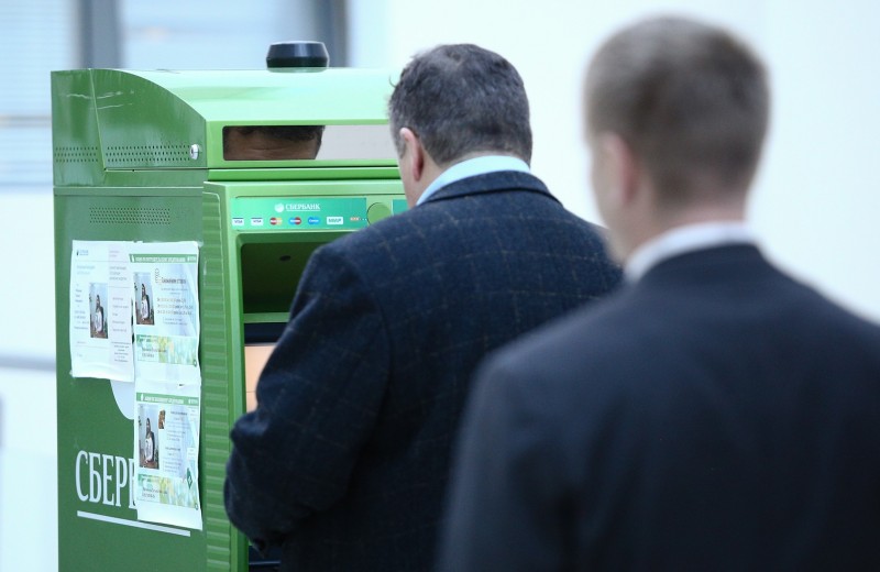 ЦБ сообщил о новой схеме мошенничества при переводе денег через банкомат