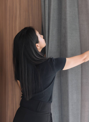 Как почистить шторы, не снимая их: 5 простых способов, которые экономят твои силы