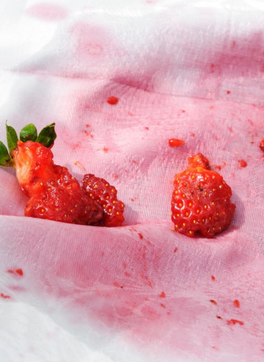 Не останется и следа: как отстирать пятна от ягод с одежды, ковра и дивана