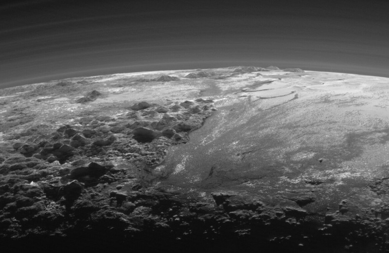 Астрономы обнаружили на Плутоне огромные оползни, которые на Земле похоронили бы целый город