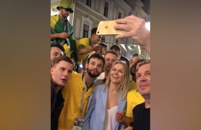 Бразильские фанаты в Москве оскорбили ничего не подозревающую россиянку (видео)