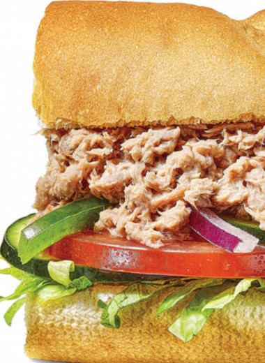 Скандал разгорается: стало известно, из чего состоит поддельное мясо тунца в сэндвичах Subway