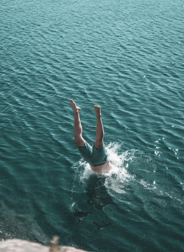 Ученые рассказали, как правильно прыгать в воду, чтобы ничего не повредить