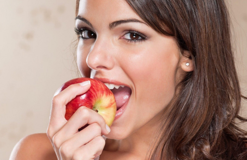 Нужно ли чистить яблоки и насколько вредна кожура?