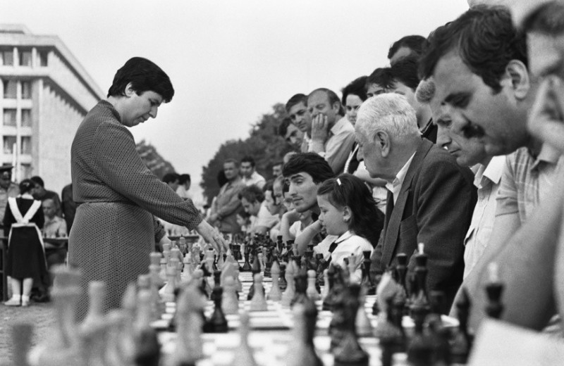 «Поначалу с мужчинами играть было трудно»: первая женщина-гроссмейстер Нона Гаприндашвили — о жизни шахматисток и сериале «Ход королевы»