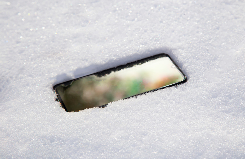 Смартфон упал в снег: в чем опасность и как спасать девайс