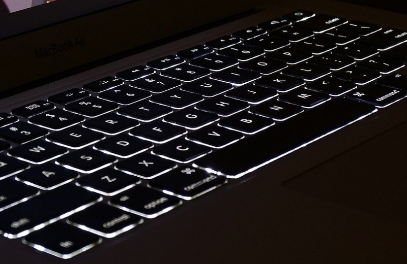 Как включить подсветку клавиатуры на ноутбуке?