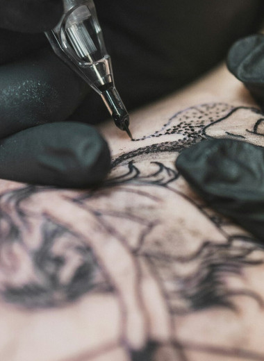 Татуировки повышают риск развития рака на 21%