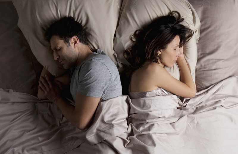 «Постельный развод»: почему все чаще партнеры предпочитают спать в разных кроватях