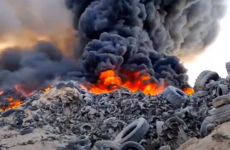 Как горит крупнейшее в мире кладбище шин: видео
