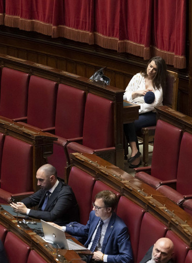 Дети в парламенте: как женщины-политики совмещают материнство с работой
