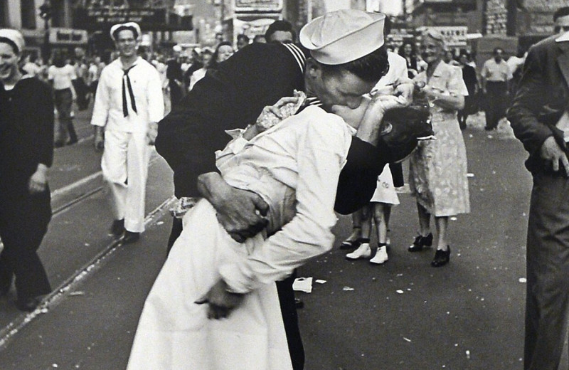 Поцелуй на Таймс-сквер: какая история скрывается за культовой фотографией моряка и медсестры