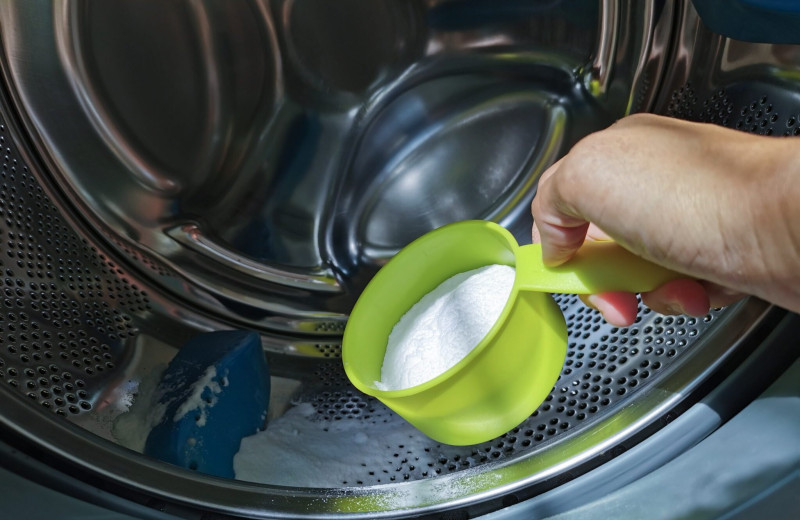 Не только для уборки: как использовать соду для стирки и почему стоит это сделать