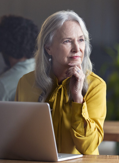 Как жить и работать во время менопаузы и как поддержать сотрудниц старше 45 лет