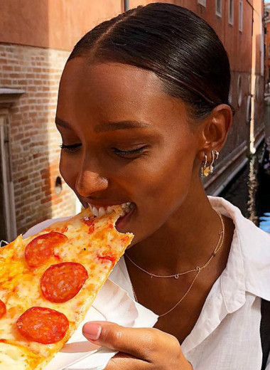 Пицца, сгущенка и картофель фри: что на самом деле едят модели
