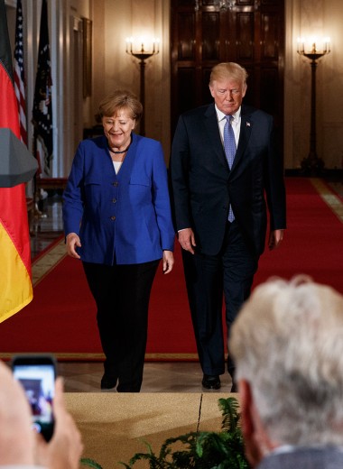 Мишура и сталь. Зачем Макрон и Меркель ездили к президенту США