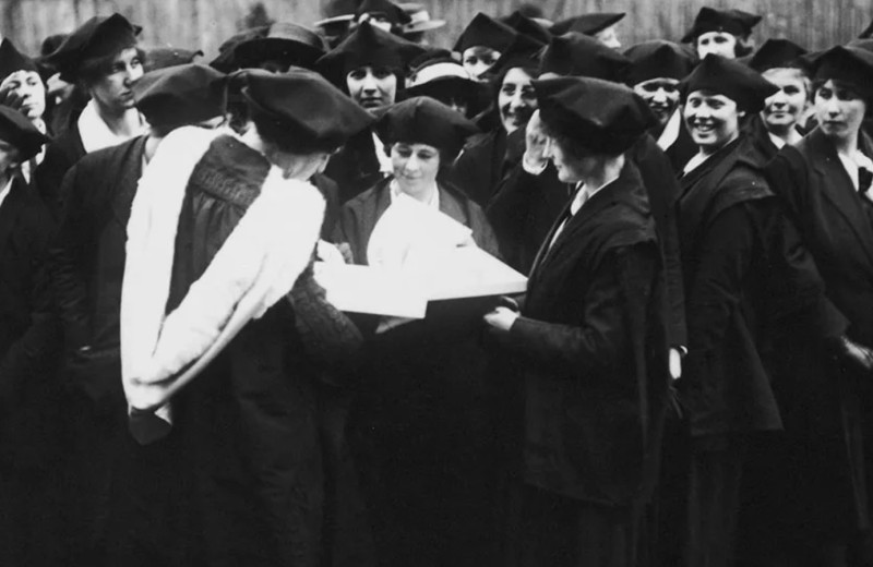 «Восьмерки»: как жили и учились первые студентки Оксфорда