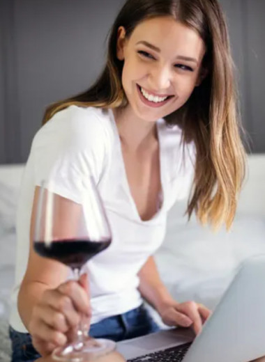 Отбелит зубы, уберет прыщи: 5 причин пить вино каждый день