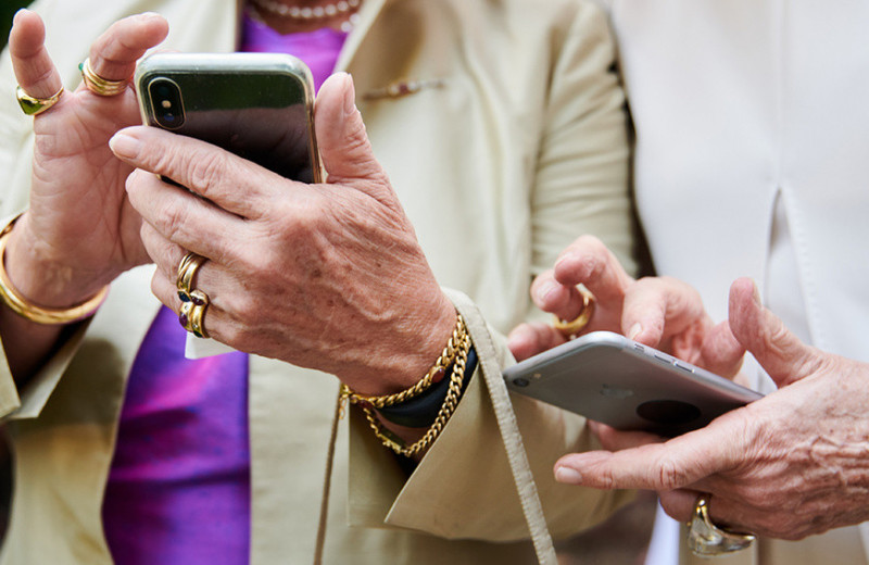 TikTok-хаусы для бабушек: как старшее поколение осваивает социальные сети и что это значит для брендов