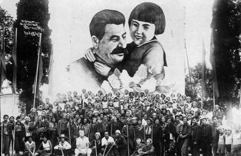 «Спасибо товарищу Сталину за наше счастливое детство»: как сложилась судьба девочки с легендарного плаката