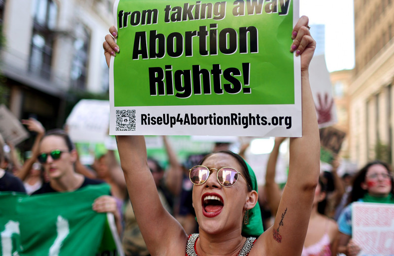 Собрать справки и доказательства: как в разных странах регулируют аборты