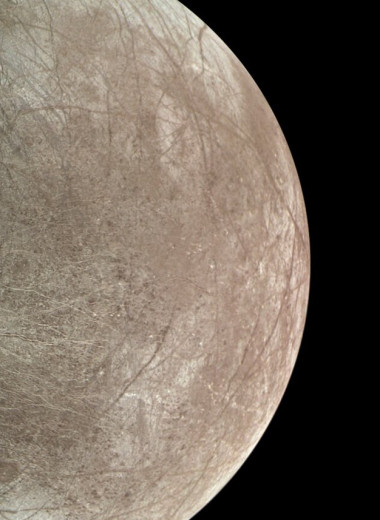 Аппарат NASA «Юнона» измерил толщину ледяной оболочки спутника Юпитера Европы