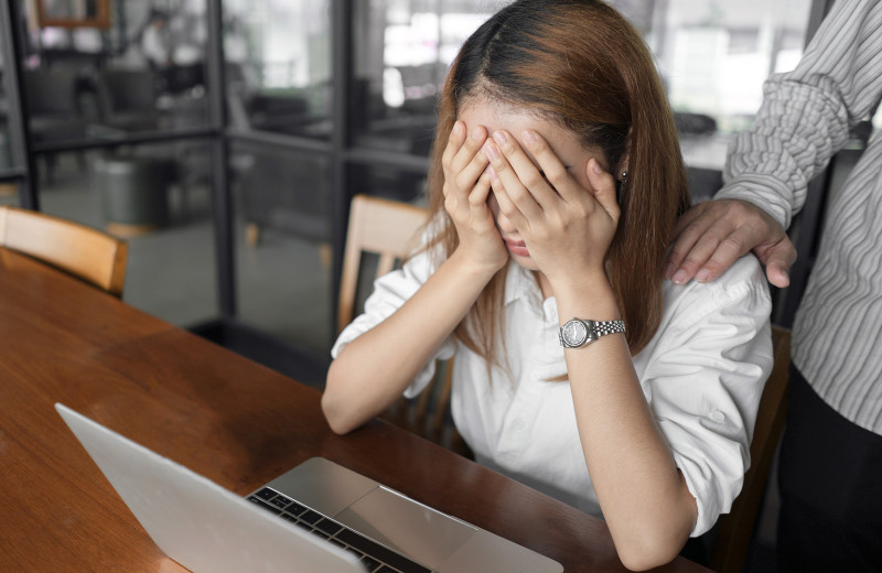 Потеря себя и работы: как на финансовое благополучие женщин влияет пережитое насилие