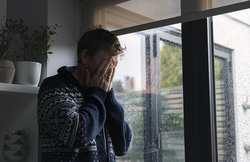 Неприятные спутники: какие психические состояния часто сопровождают депрессию