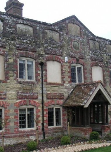 Почему в исторических зданиях Великобритании замурованы окна?