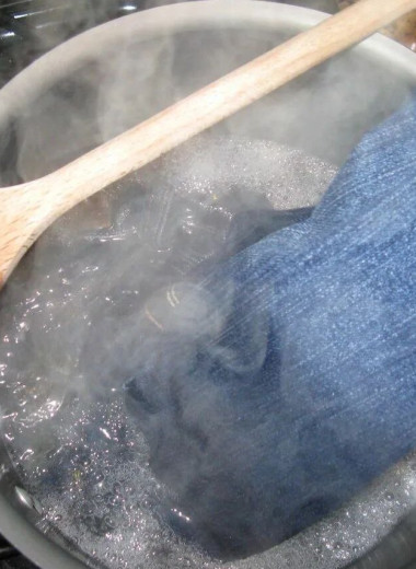 Рецепт тех самых варенок: как в домашних условиях покрасить джинсы в модный цвет сезона «tie dye»