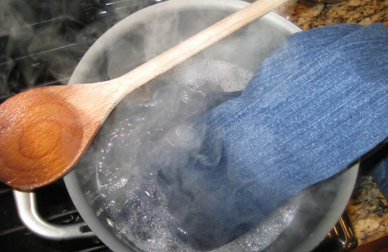 Рецепт тех самых варенок: как в домашних условиях покрасить джинсы в модный цвет сезона «tie dye»